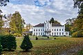 ehemaliges Gutshaus mit Verbindungsbau, Feldsteinmauer, Einfriedung und Portal