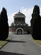 Entrée monumentale, côté cimetière.