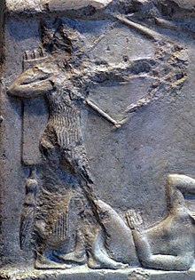 Akkadský lukostrelec vo vlnitom odeve, ktorý označuje vysokopostaveného úradníka, z Víťaznej stély Rimuša