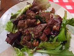 Variante de salade lyonnaise avec des foies de volaille à la place des lardons.