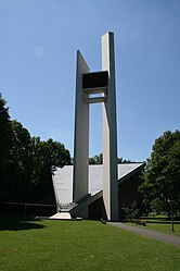 Jesus-Christus-Kirche, 1966,[1] Bielefeld-Sennestadt, Kirchturm aus zwei Pylonen (im technischen Sinn) und einer Glockenkammer