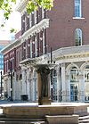 Photographie der Skidmore Fountain im Skidmore/Old Town Historic District mit dem New Market Block im Hintergrund.