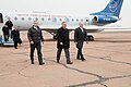 Tripulantes da Expedição 39 e da Soyuz TMA-12M chegam ao aeroporto de Baikonur antes do lançamento.