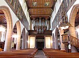 La nef, la chaire et l'orgue.