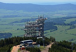 Stezka v oblacích a horní stanice lanovky - pohled ze Slamníku