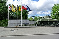 Sherman-tank en herdenkingsmonument Poolse bevrijding