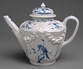 Порцеланов чайник с релефи на фестони, 1720–1727 г., в Музей на изкуството „Метрополитън“ (Ню Йорк, САЩ)