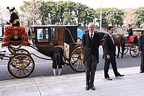 信任状捧呈式で、大使を降車させた儀装馬車4号の後ろに停車している馬車が普通車3号。手前の儀装馬車と比較して、装飾が施された御者台掛を持たず、御者も簡素な服装をしている。