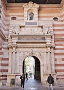 El portal triunfal del patio de Enrique IV del Capitolio (fechas de construcción de sus tres partes: 1546, 1561 y 1607).