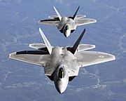 トレール編隊を組んで飛行するF-22（2005年）