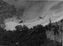 Два разбившихся вертолета ВВС США CH-53 на острове Танг, 1975.jpg