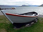 Roddbåten som sköter fårtransporten. I bakgrunden färjan till Ísafjörður.