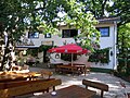 Biergarten vor dem Heim