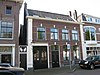 Dwars huis van twee bouwlagen