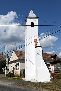 A faluközpont a római katolikus harangtoronnyal