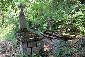 Гробови во црковниот двор