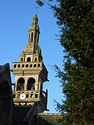 Le Tréhou : clocher de l'église paroissiale et un if du cimetière.