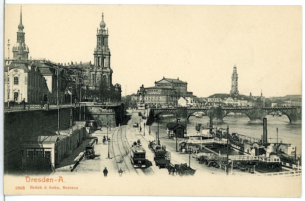 Terrassenufer in der Höhe der ehemaligen Elbfurt (etwa am Holzhäuschen der "Weißen Flotte"). Zustand vor 1904.