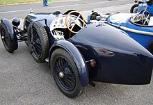 Photo de trois-quarts arrière d'une BNC noire, statique en extérieur.