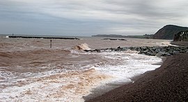 Sidmouth Bucht (rotes Meereswasser) mit Blick zu Salcombe Hill