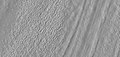 线状谷底沉积近距图，由HiWish计划下高分辨成像科学设备拍摄，图像位于伊斯墨诺斯湖区，显示了张开和闭合式的脑纹地形。