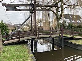 Een van de houten bruggetjes in het plan, in 1976 gebouwd door Dijkers en Pijl