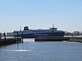 Hafeneinfahrt. Auf der Elbe fährt die City of Hamburg.