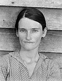 『Allie Mae Burroughs, Wife of a Cotton Sharecropper, Hale County, Alabama』　ウォーカー・エヴァンズ、1936年