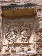 Saintes Nunilo et Alodia, relief à l’entrée de la Collégiale.