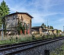 Bahnhof mit Stationsgebäude, Bahnarbeiterwohnhaus, zwei Nebengebäuden und Kopfsteinpflasterung