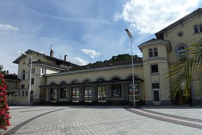 Bahnhofsvorplatz mit Empfangsgebäude