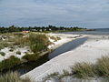 Balka Strand, Bach Melå, im Hintergrund der Hafen von Balka