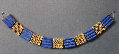 Collier en or et lapis-lazuli, Tombe 45 d'Assur. Pergamon Museum.