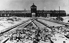 Puerta de entrada al campo de concentración de Auschwitz Birkenau, por la pasan los raíles para trenes que transportaban a los prisioneros.