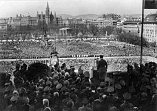 Ο Χίτλερ, περιτριγυρισμένος από στρατιώτες, μιλάει μπροστά από μικρόφωνο πάνω από ένα μεγάλο πλήθος ακροατών