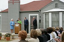 Барбара Буш, Лора Буш, Джордж Буш-старший и Джозеф И. О'Нил III на открытии дома-музея