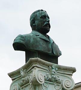 Monument à Charles Arnould (détail), Reims, boulevard Charles-Arnould.