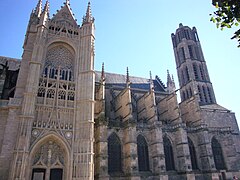 La cathédrale en 2010, transept nord, nef et clocher.