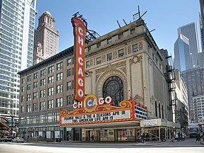 Blick aus Richtung Westen auf den Eingang des Chicago Theatres; linkerhand grenzt das Page Brothers Building an, dahinter sieht man den Turm des Jewelers’ Buildings