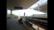 Файл: Китайская железная дорога Скоростной поезд, проходящий через station.webm