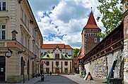 Zaułek Książąt Czartoryskich. Na wprost Klasztorek w zespole Muzeum Czartoryskich.