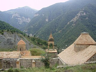 Општи поглед на манастир. У првом плану десно је капела припрате, лево је стара црква, иза ње је кров мале базилике, у позадини десно је звоник, лево је купола цркве Хасана Великог