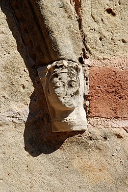 Culot portant le larmier.