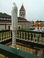 Vista de la iglesia desde el Colegio Santa Clara, en un día de lluvia.