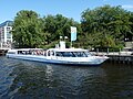 Das Fahrgastschiff Nofretete am Anleger oberhalb der Liebknechtbrücke in Berlin auf der Spree