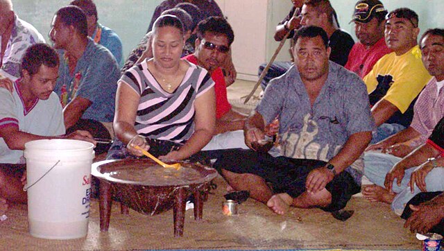 An informal Tongan faikava with touʻa.