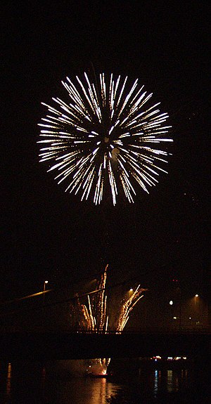 English: Fireworks over Duisburg-Ruhrort Deuts...