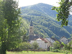 Le clocher de l'église Saint-Barthélemy vu depuis les champs.