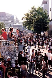 Startpunkt der Loveparade am Ernst-Reuter-Platz mit Abfahrt des Franconia Love Trucks Richtung Ku'damm (1995)
