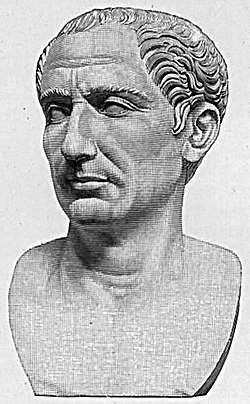 Caesar mellszobra